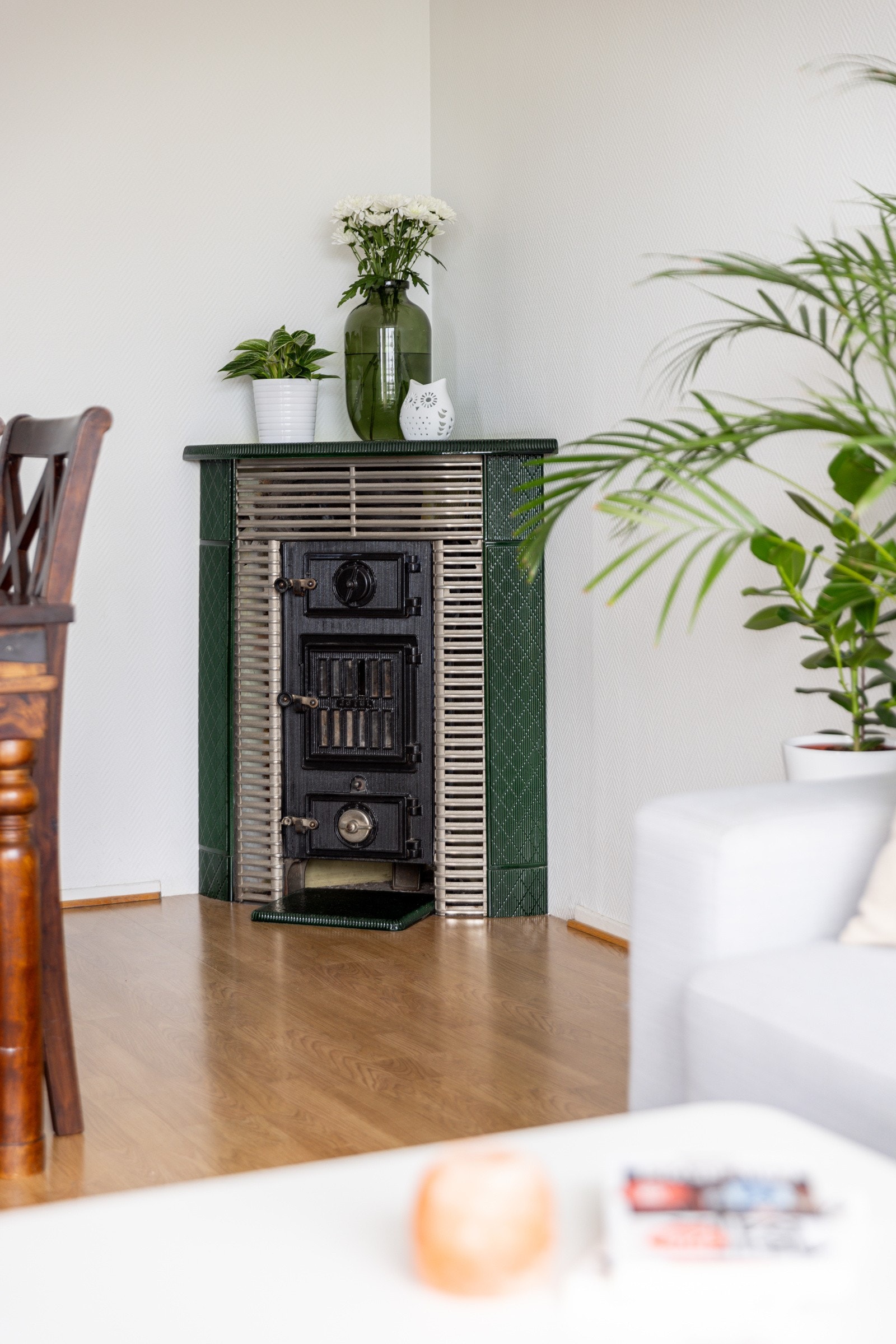 I hjørnet av stuen har du en klassisk vedkamin som er et nydelig møbel i seg selv, men som også gir god varme på vinterstid. Galleribilde