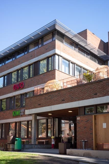 Nabolaget på Adamstuen har vært under utvikling de senere årene med nye tilskudd til området som Evo Fitness og KIWI. Bygget ligger rett over gaten fra leiligheten og gjør det lettvint å handle inn dagligvarer for uken. Galleribilde