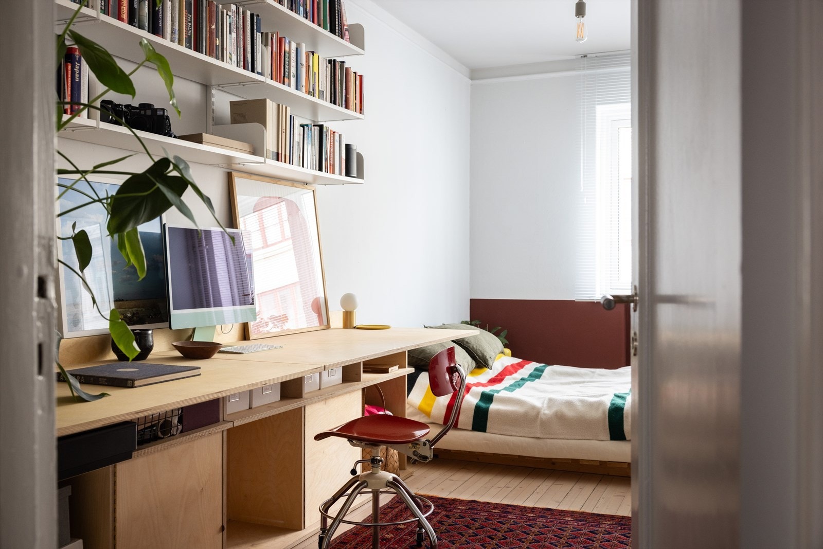 Soverommet er romslig og benyttes i dag både som hjemmekontor og soverom. Galleribilde