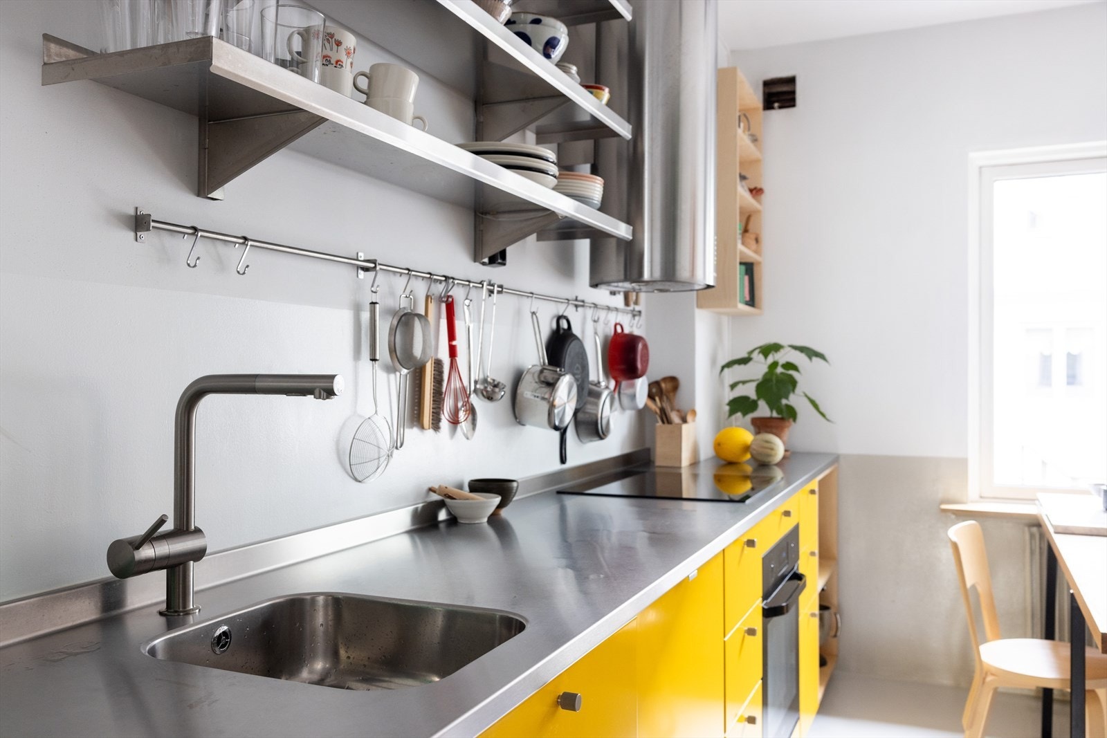 Kjøkkenets overflater ble oppgradert i 2020, og hvitevarene ble byttet ut med nye i 2021. Galleribilde