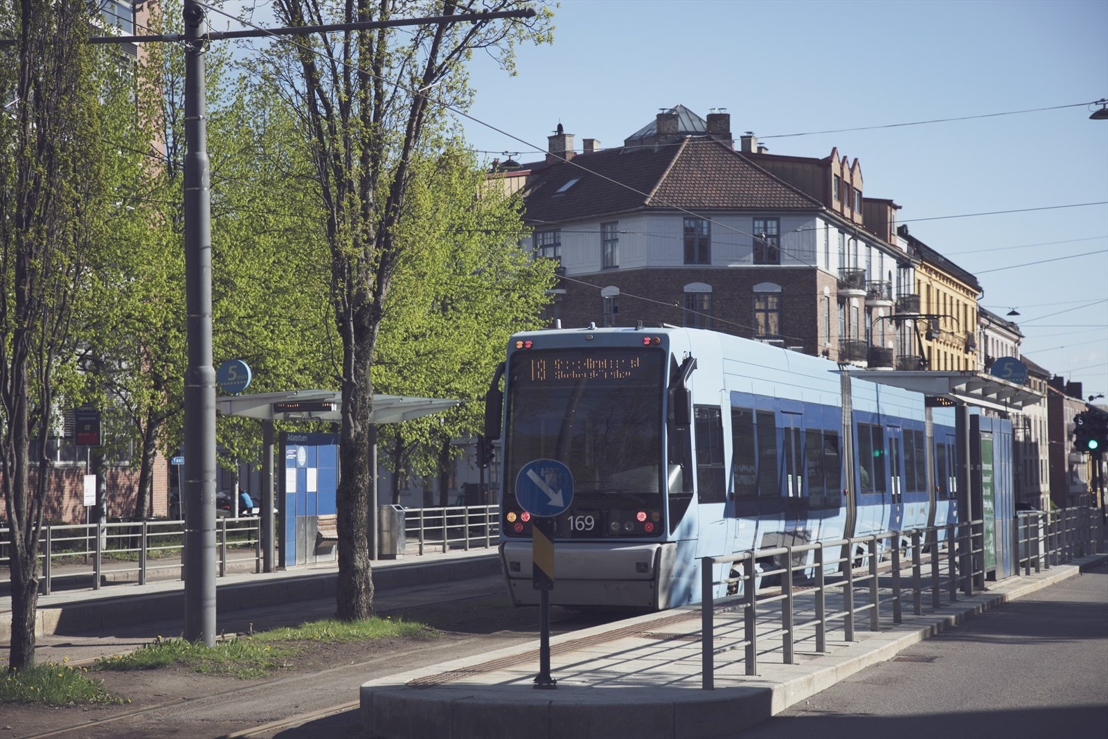 Trikkestoppet på Adamstuen ligger i gåavstand fra leiligheten. Dette gjør det enkelt å komme seg rundt i byen. Galleribilde