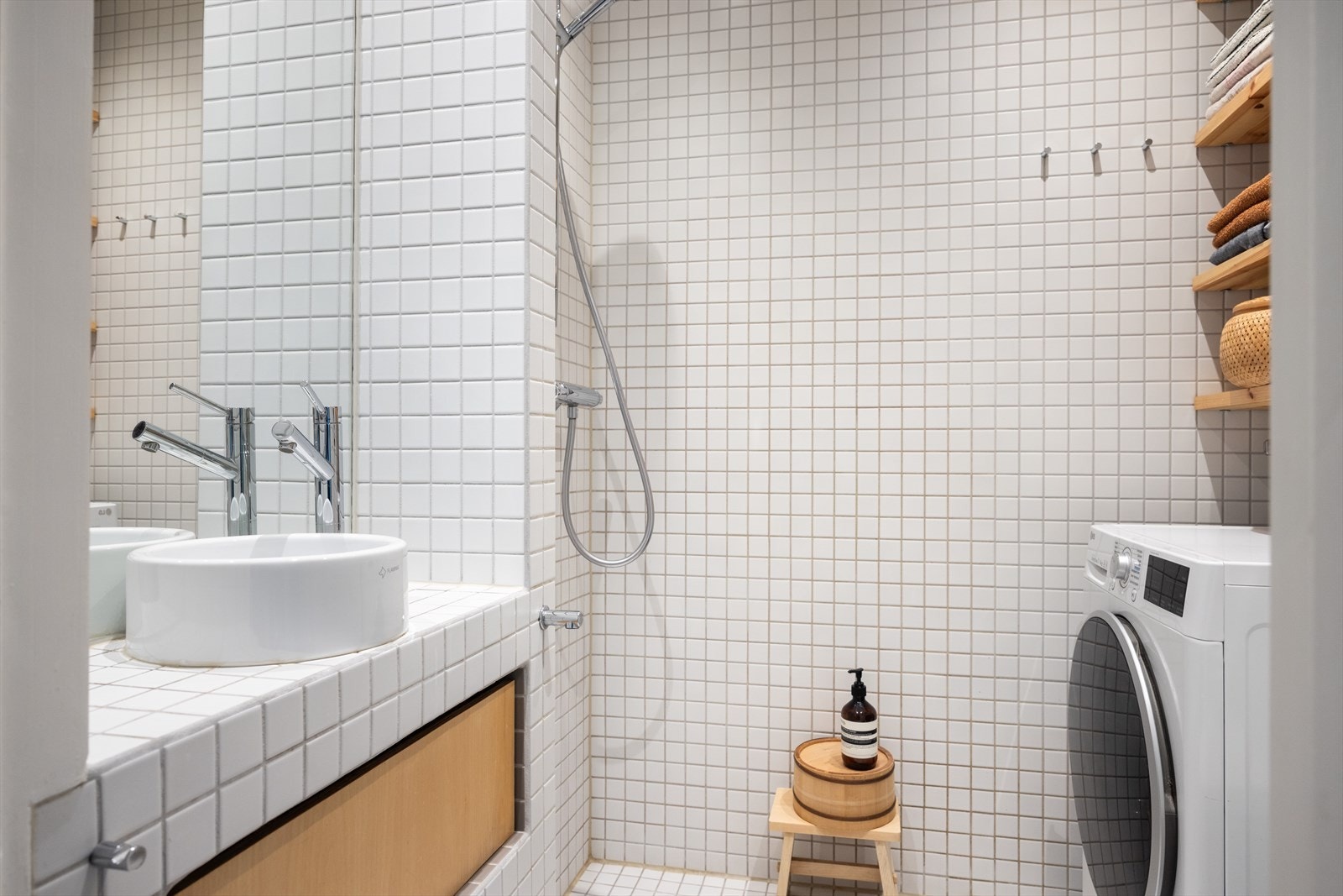 Badet ble rehabilitert av borettslaget i 2016 og har flislagte vegger og gulv, med elektriske varmekabler for ekstra komfort. Det malte taket er utstyrt med stilige downlights som gir en delikat belysning. Galleribilde