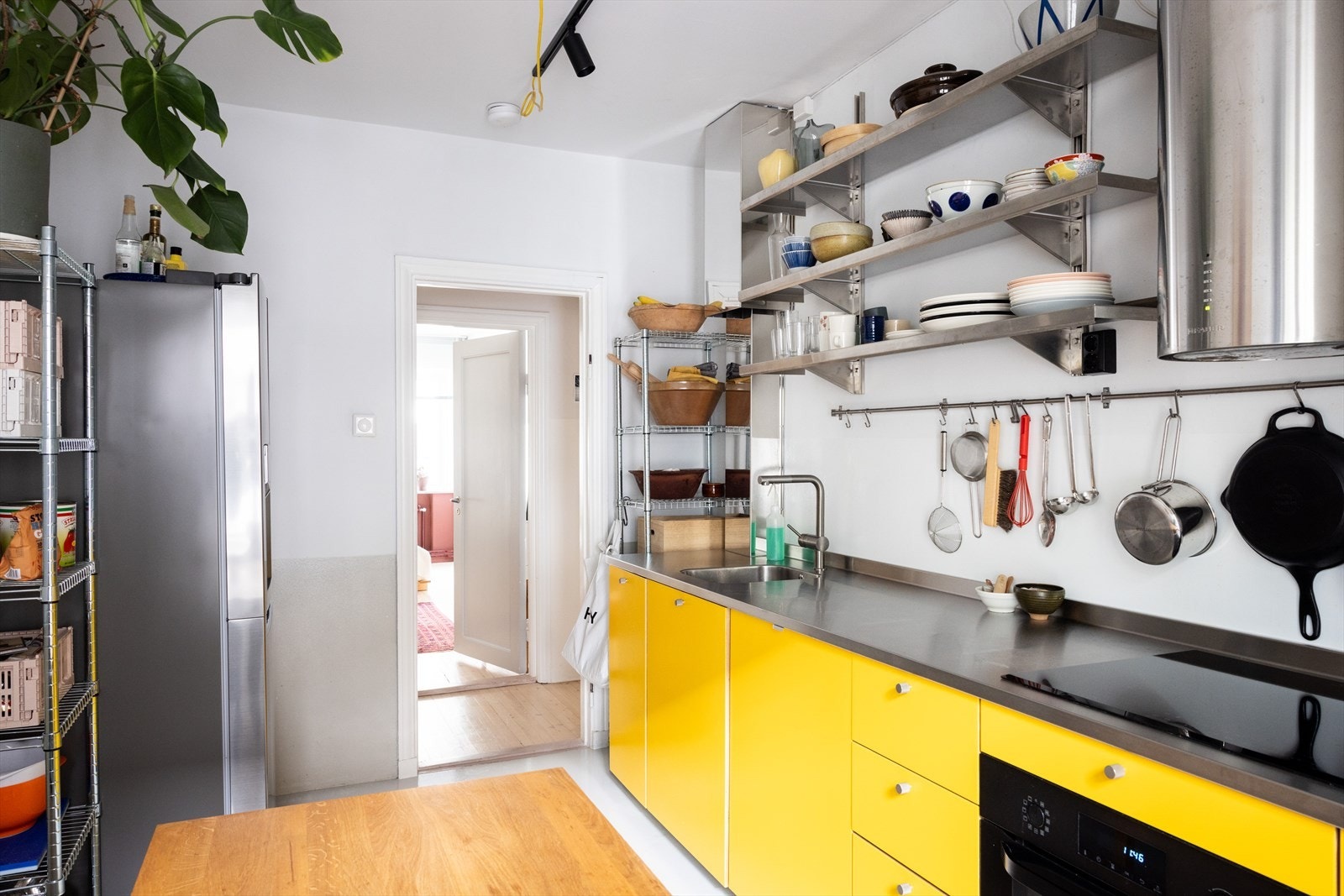 Kjøkkenet er utstyrt med slette fronter og en rustfri benkeplate med oppvaskkum, samt integrerte hvitevarer som stekeovn, platetopp og oppvaskmaskin. Galleribilde