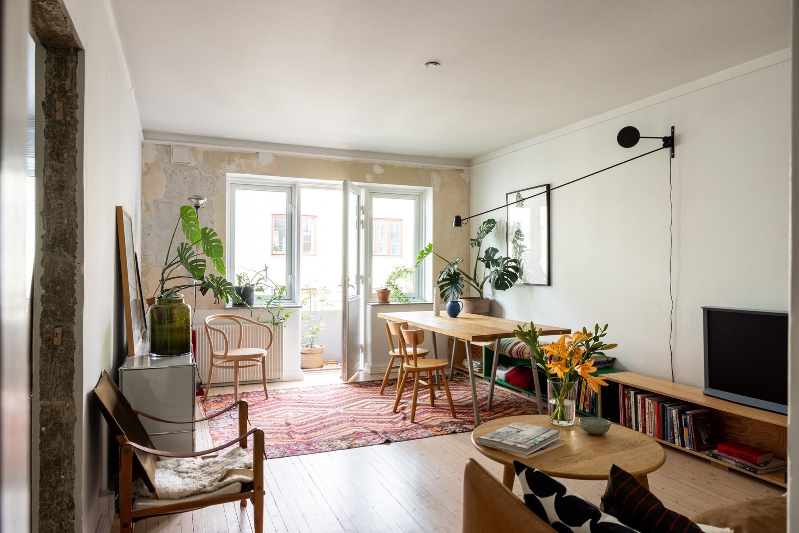 Stuen føles luftig og har plass til både spisegruppe, sofa og annet møblement som gjør det enkelt å sette sitt eget personlige preg på rommet. Galleribilde