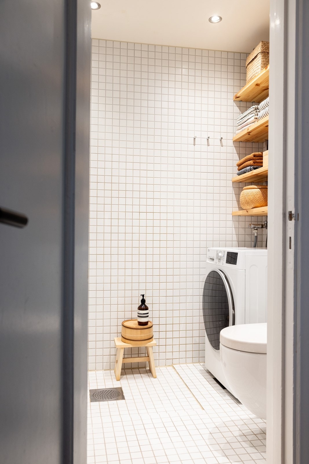 Badet fremstår moderne, med elegante smårutete fliser på både gulv og vegger. Galleribilde