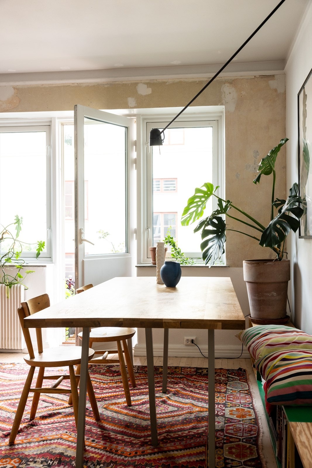 I dag er spisegruppen plassert foran de store vinduene, et ideelt sted for hyggelige måltider med venner. Galleribilde