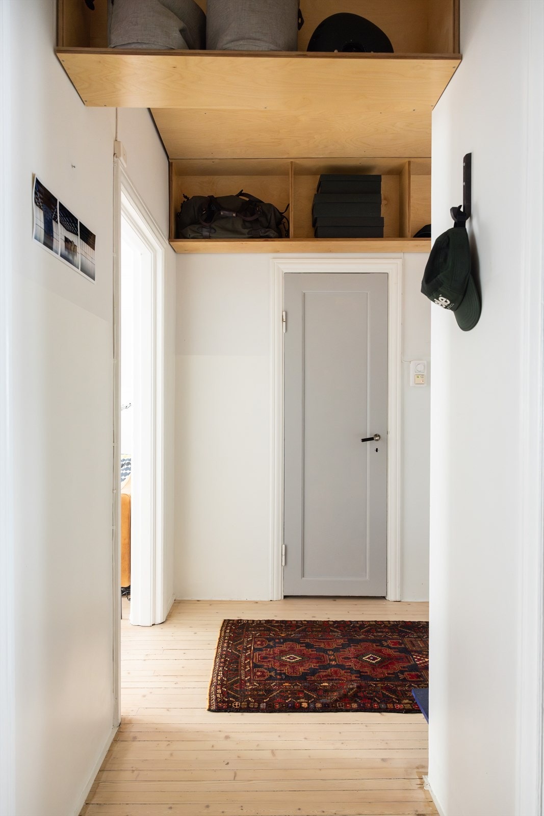 I entreen er det direkte adkomst til badet og stuen. Galleribilde