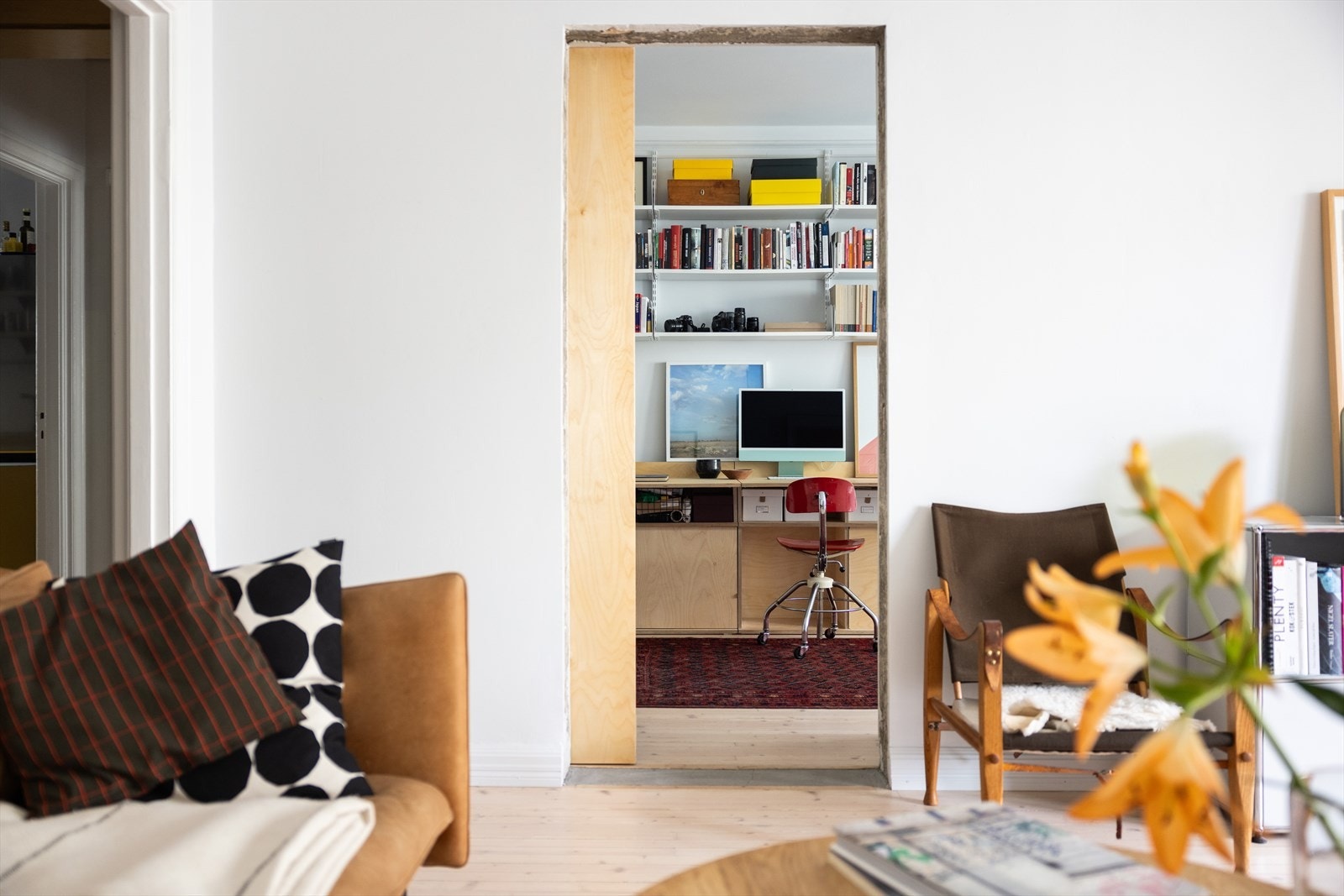 Fra stuen er det inngang til soverommet. Galleribilde