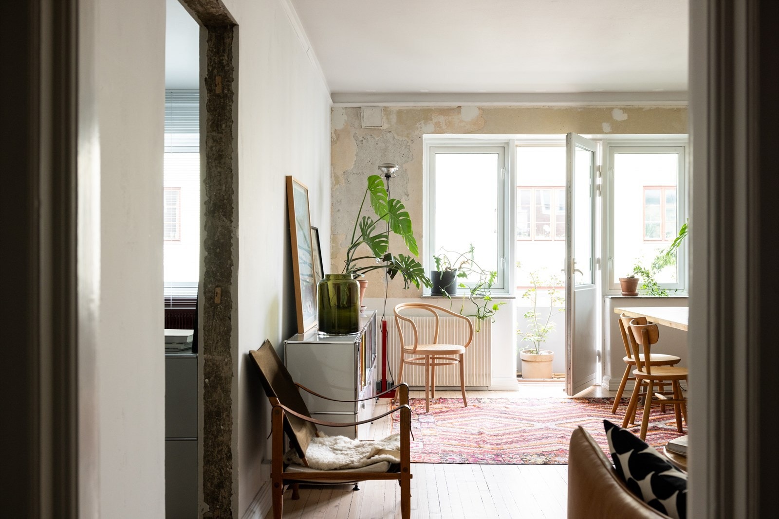 Stuen er romslig og preges av de store vindusflatene, som sikrer rikelig med naturlig lys i rommet. Galleribilde