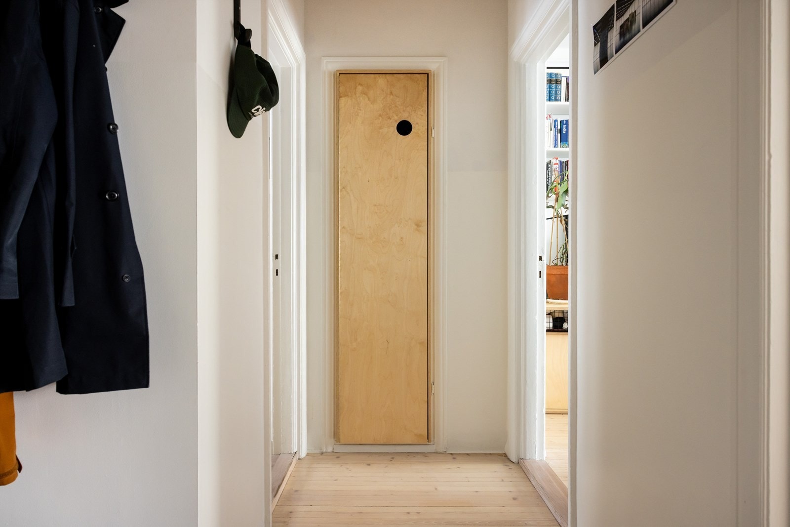 I entréen finner du også en praktisk bod for oppheng av yttertøy. Galleribilde