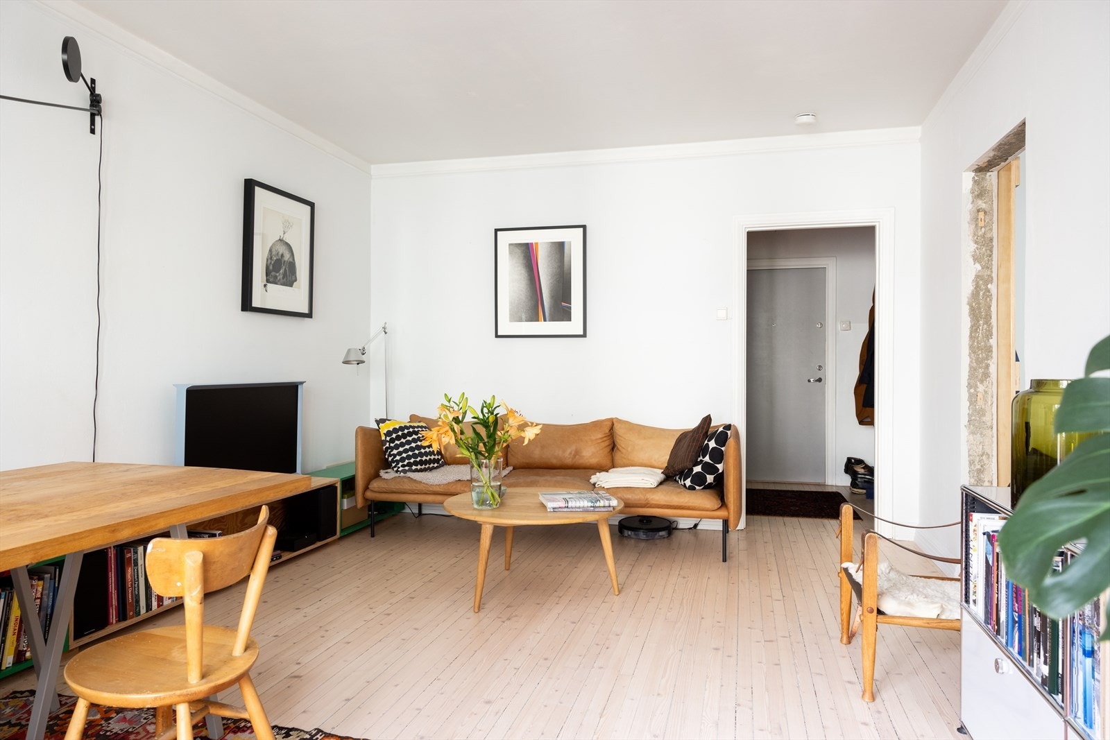 Det originale heltregulvet ble slipt og lakket i 2019 og vegger helsparklet og malt med kalkmaling. Galleribilde