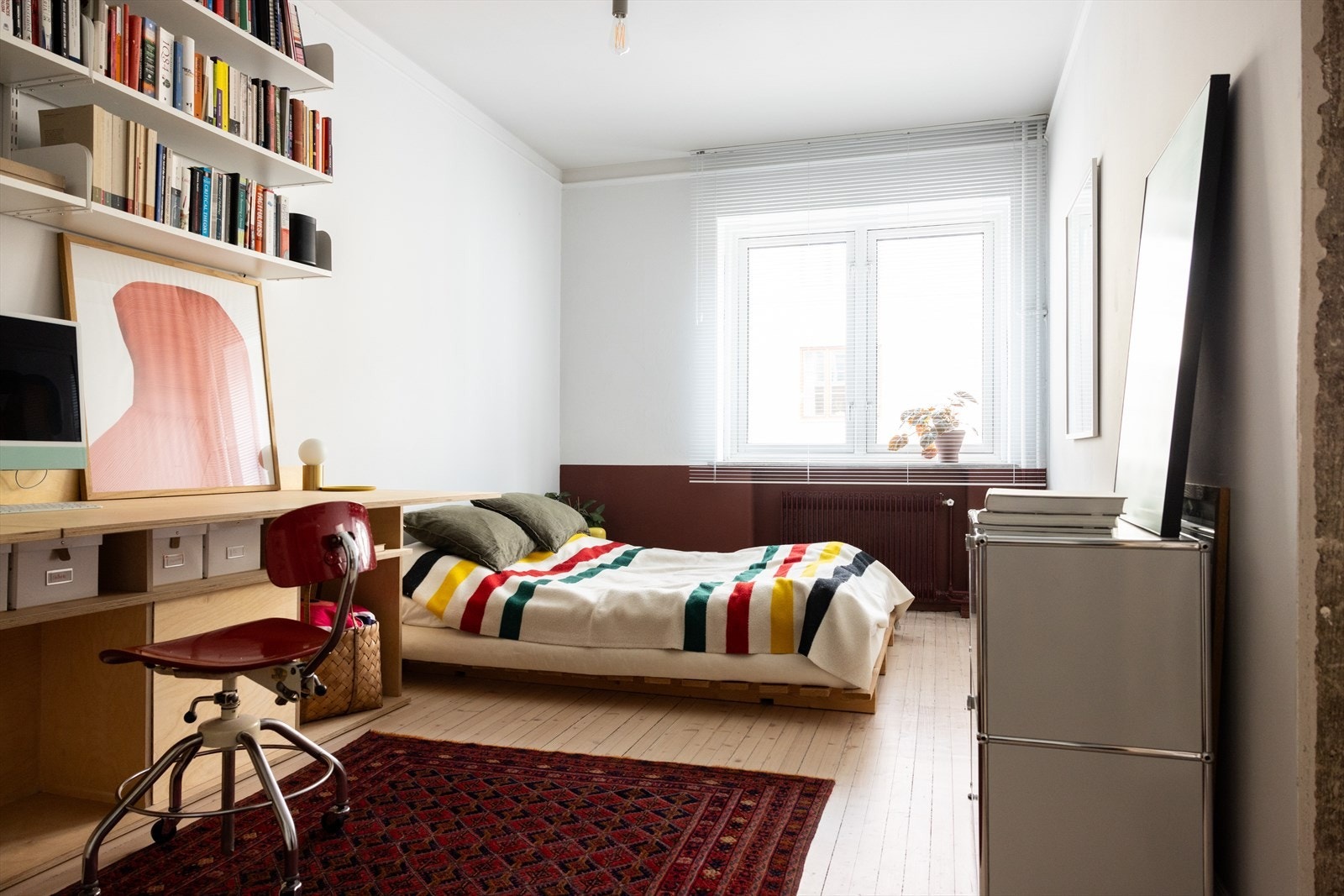 Soverommet har plass til en stor dobbeltseng, samt tilhørende møbler, og gir rom for en stor pult, ideelt for et hjemmekontor. Galleribilde