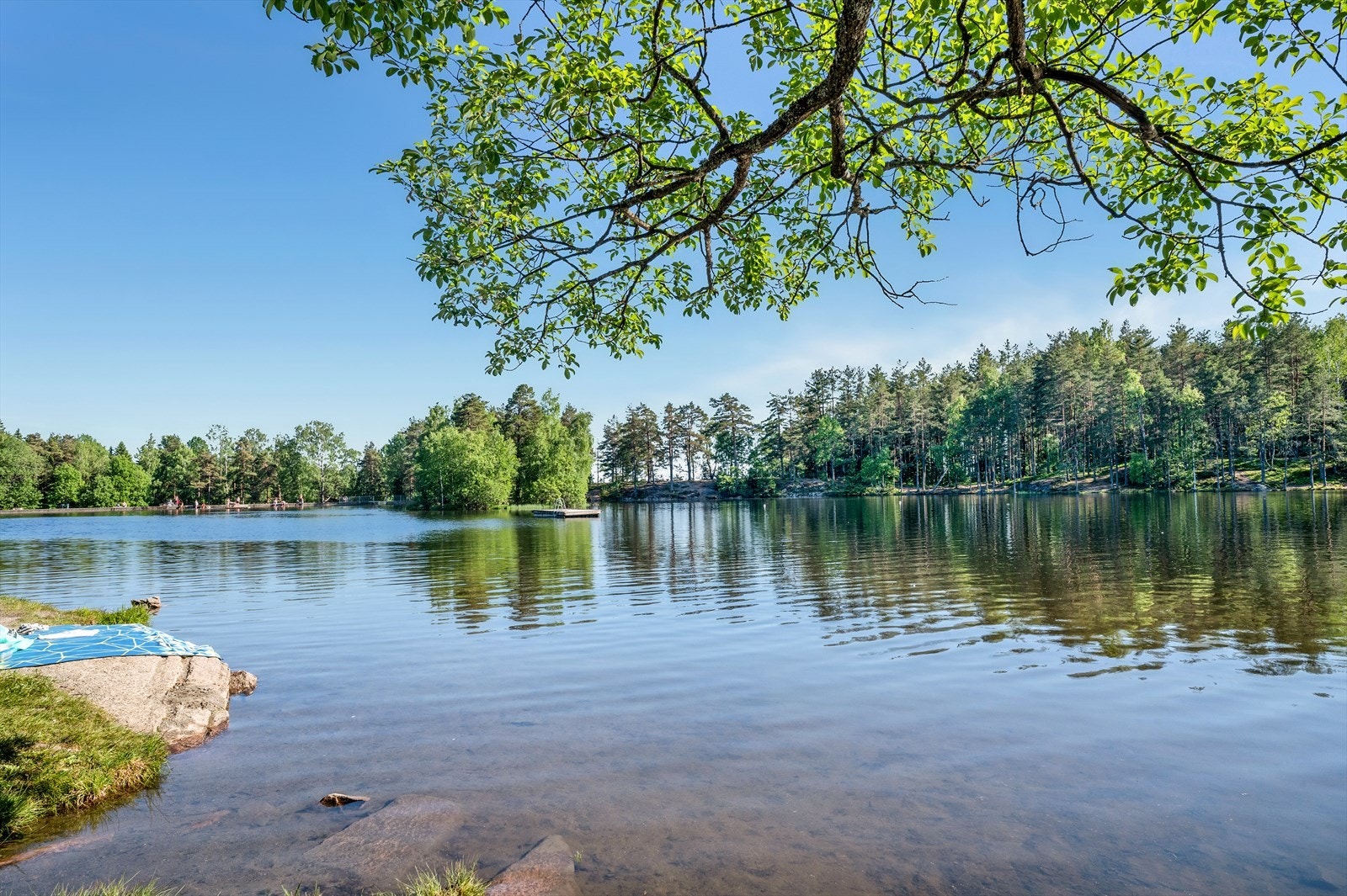 Rødtvet er et meget populært område for de naturglade, med marka som nabo. Vesletjern byr på fine rekreasjonsfasiliteter, badeplasser, sittebenker, bålplasser og naturstier. Galleribilde