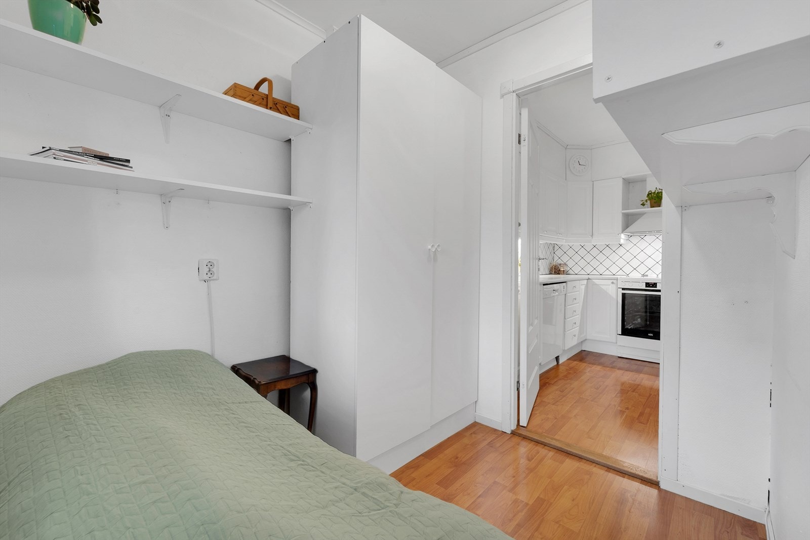 I dag er det innredet med en enkeltseng samt garderobeskap i alkoven. Galleribilde