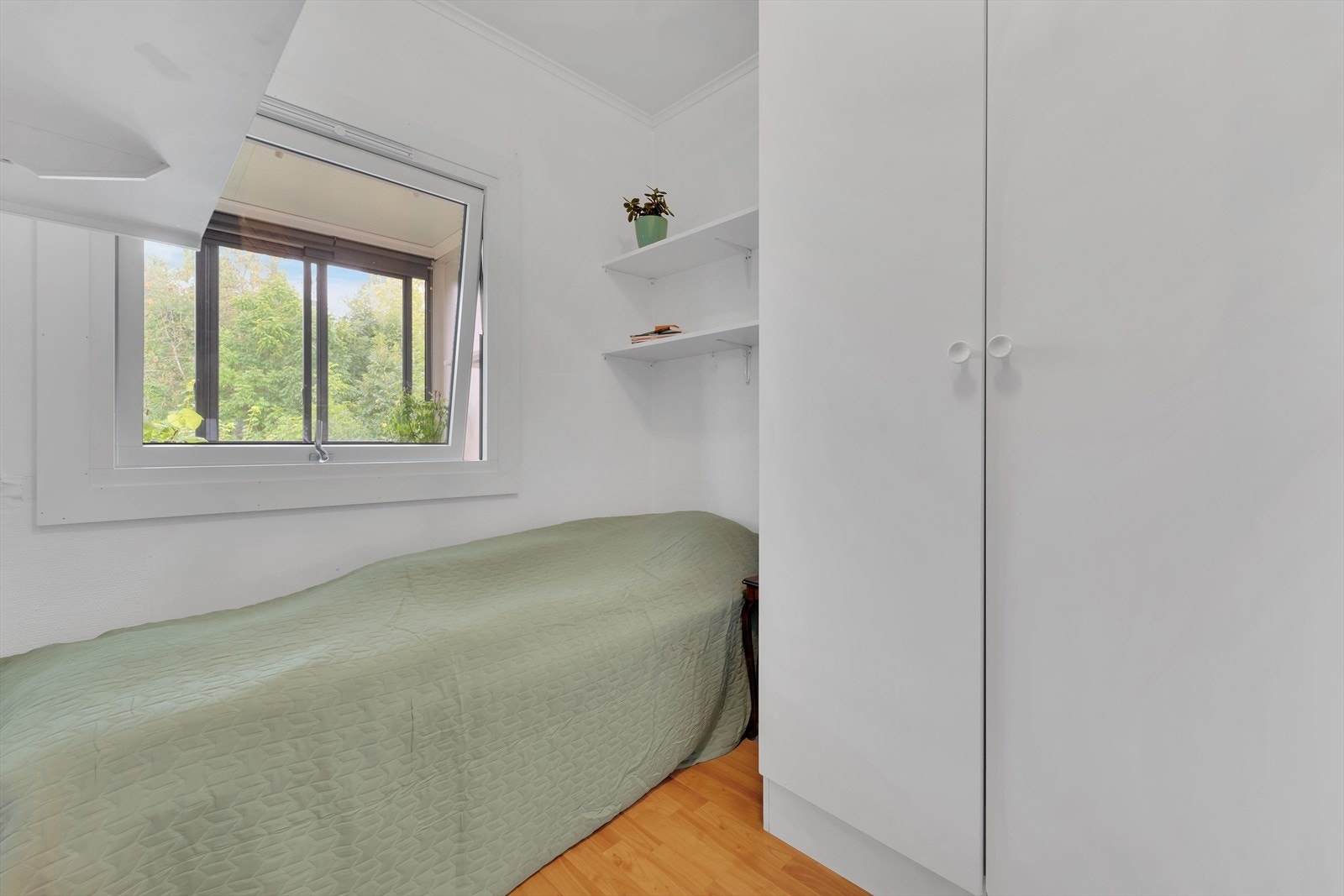 Det er oppført en praktisk alkove/disponibelt rom som kan innredes etter eget ønskemål. Galleribilde