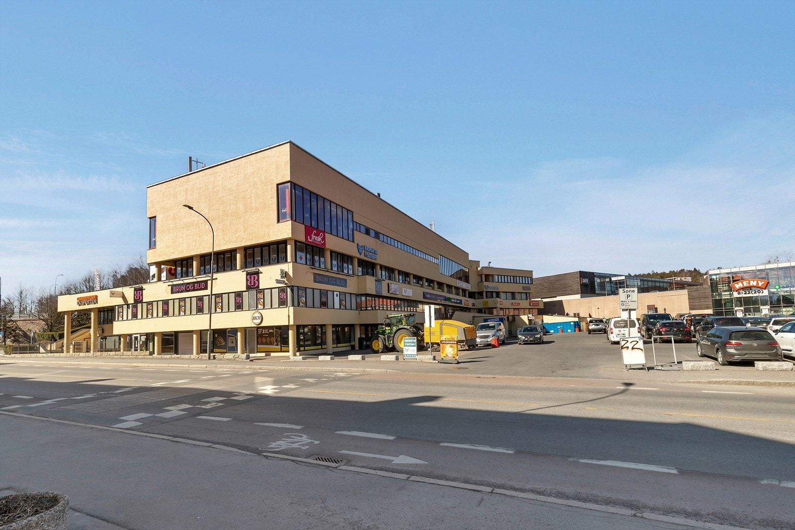 På Kalbakken Senter finner vi servicetilbud som dekker de grunnleggende behov, her finner du REMA 1000, Meny, treningssenter, apotek, flere take-away steder og solstudio. Galleribilde