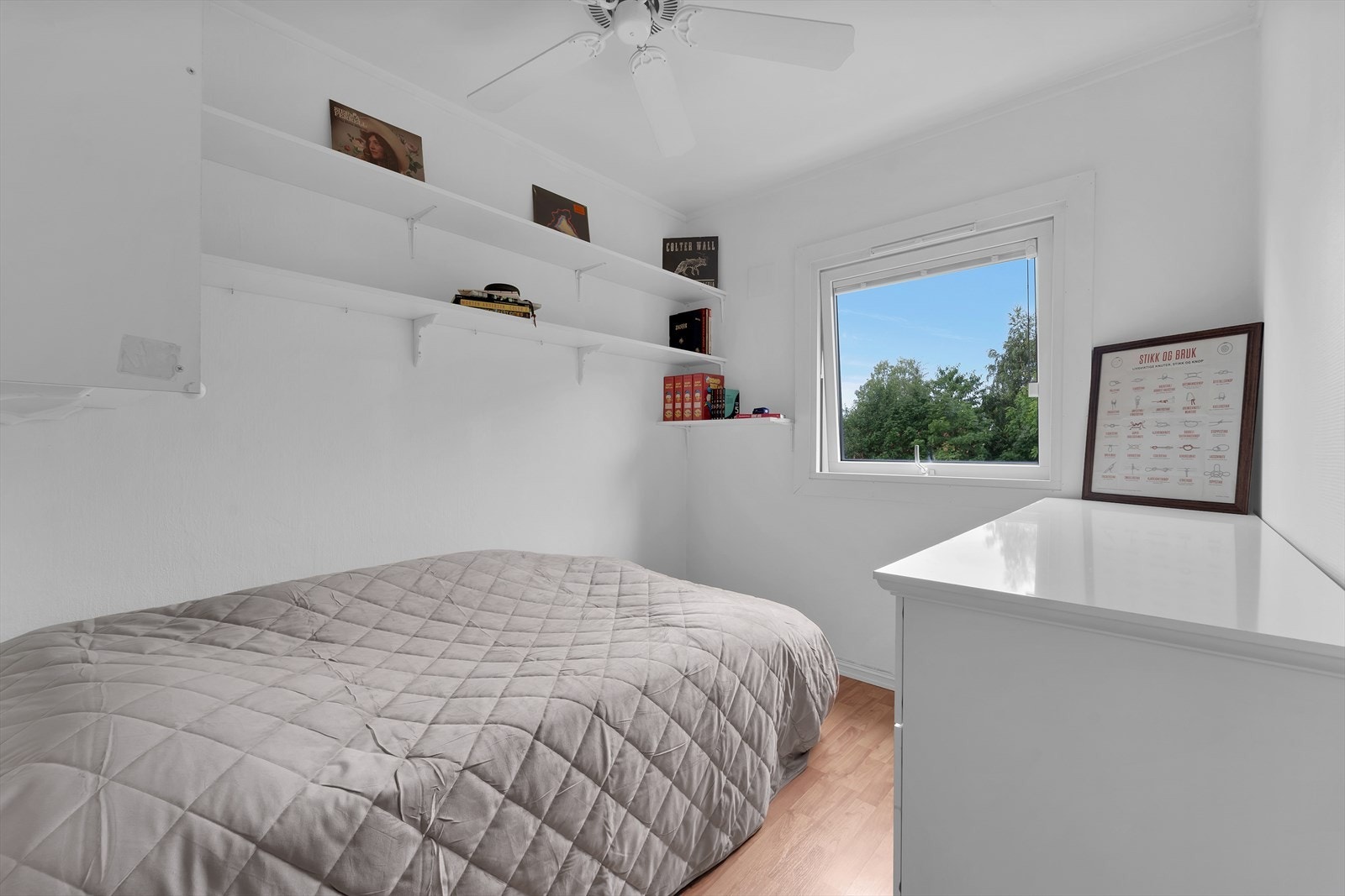 Soverommet er nymalt og har god plass til dobbeltseng, nattbord og oppbevaringsløsning. Galleribilde