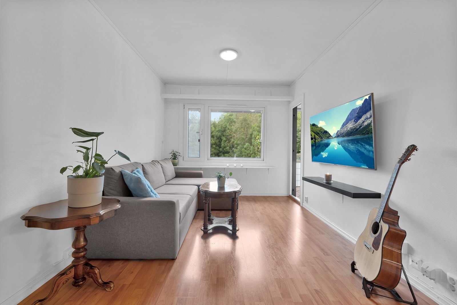 Stuen er av god størrelse og har plass til både sofagruppe, spisebord og annet ønsket møblement. Galleribilde