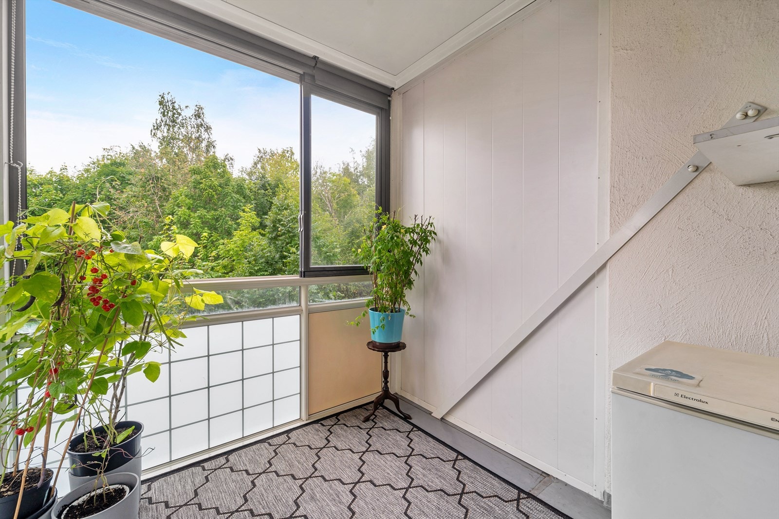 Fra stuen har du adkomst til en trivelig vestvendt innglasset balkong på ca. 5 kvm. Galleribilde