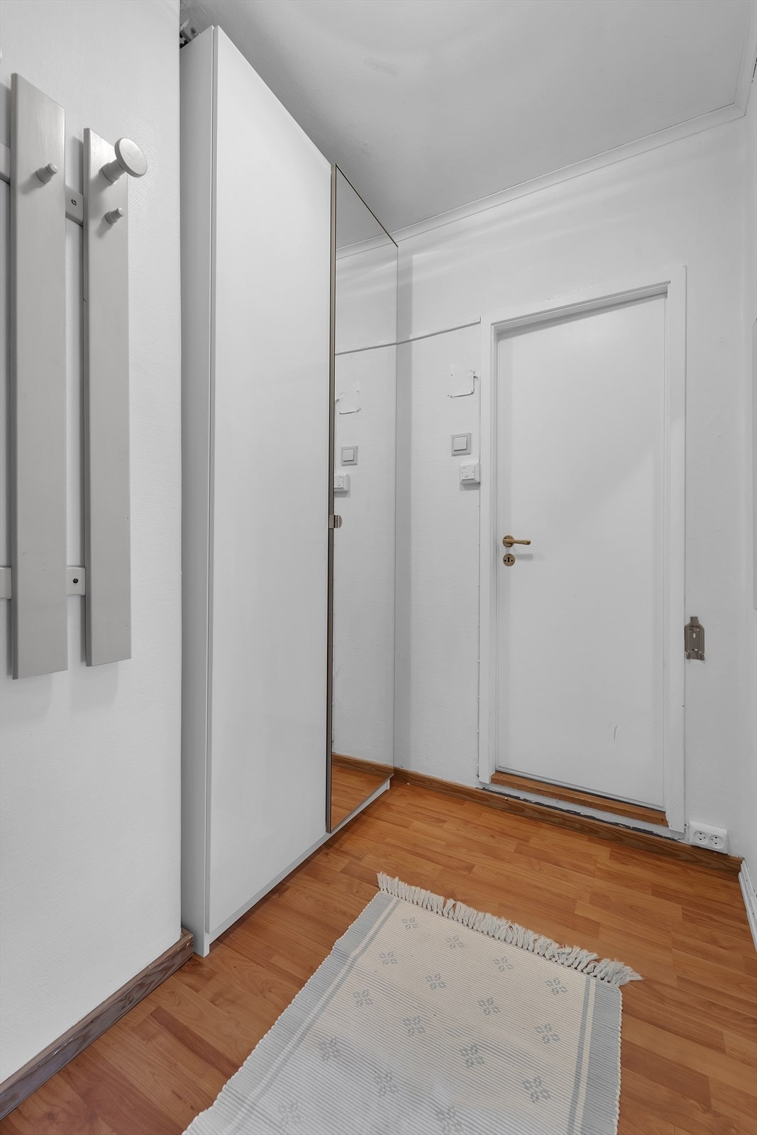 Velkommen inn! Callinganlegg er installert slik at du enkelt kan slippe dine gjester inn. Det er montert en skyvedørsgarderobe i gangen med god plass for oppbevaring. Galleribilde