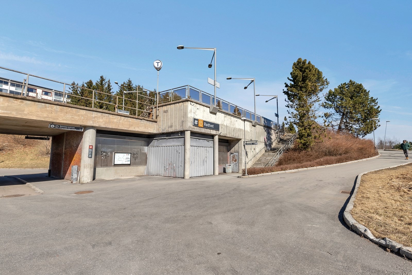 Det er ca 300 meters avstand til Rødtvet T-bane. Galleribilde