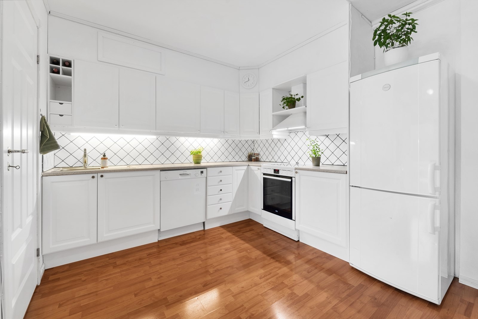 Hvitevarer består av stekeovn med platetopp, oppvaskmaskin og kjøleskap med frysedel. Det er godt med oppbevaringsplass i over- og underskap samt skuffer. Galleribilde