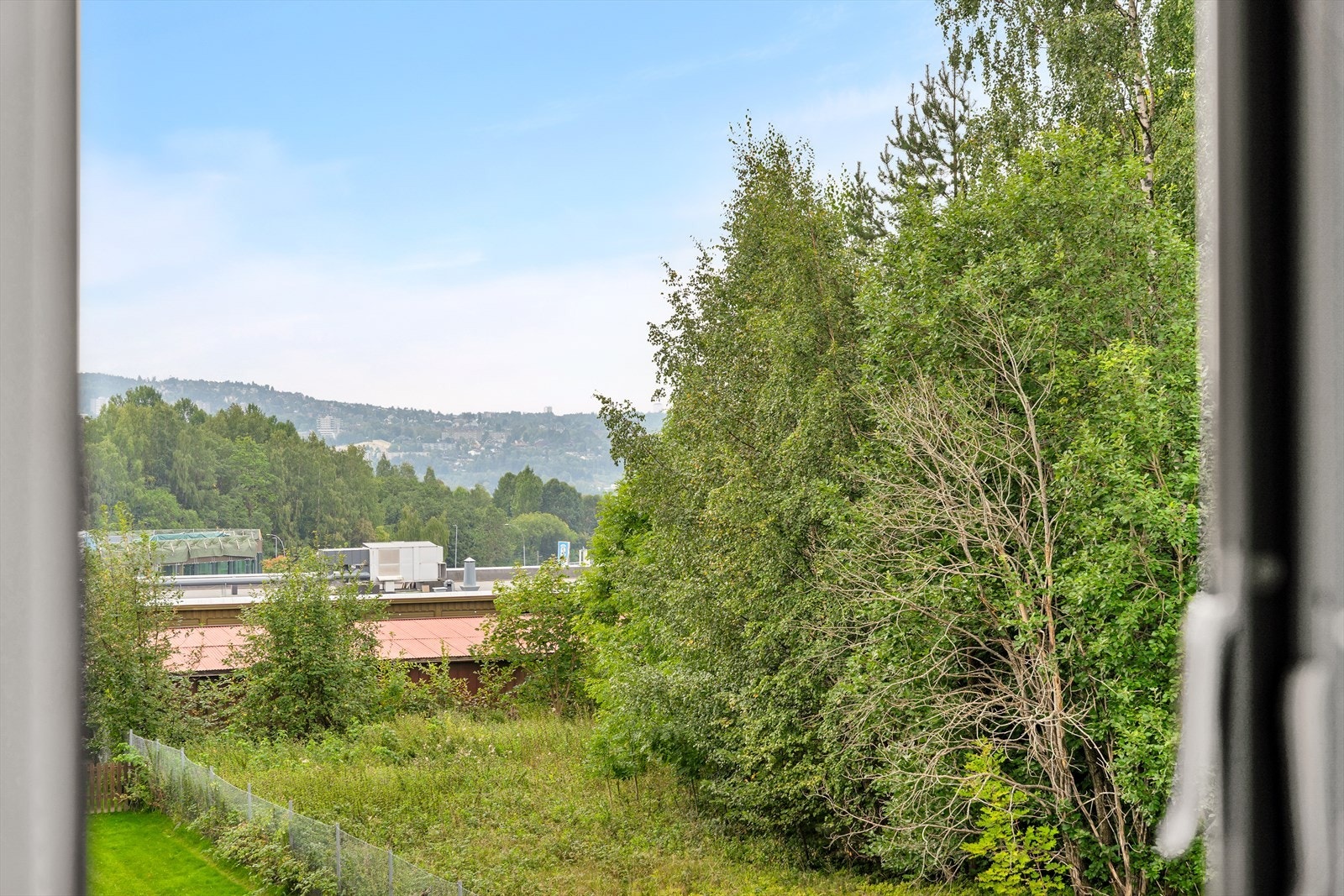 Utsikten fra boligen vender mot fine og rolige grøntarealer. Galleribilde