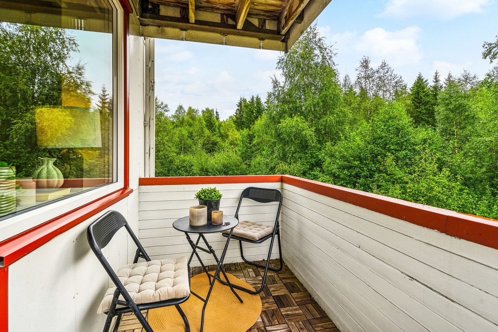 Balkong på ca 5m² med utgang fra stue, tekket med papp med sluk, overliggende tremel av trefliser. Galleribilde