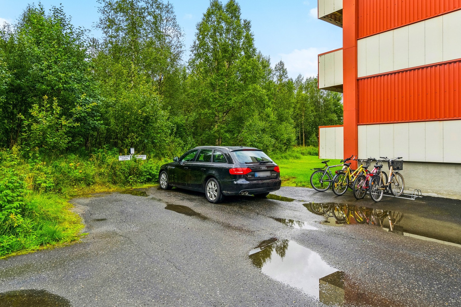 Biloppstillingsplass på opparbeidede parkeringsplasser foran boligblokkene. Galleribilde