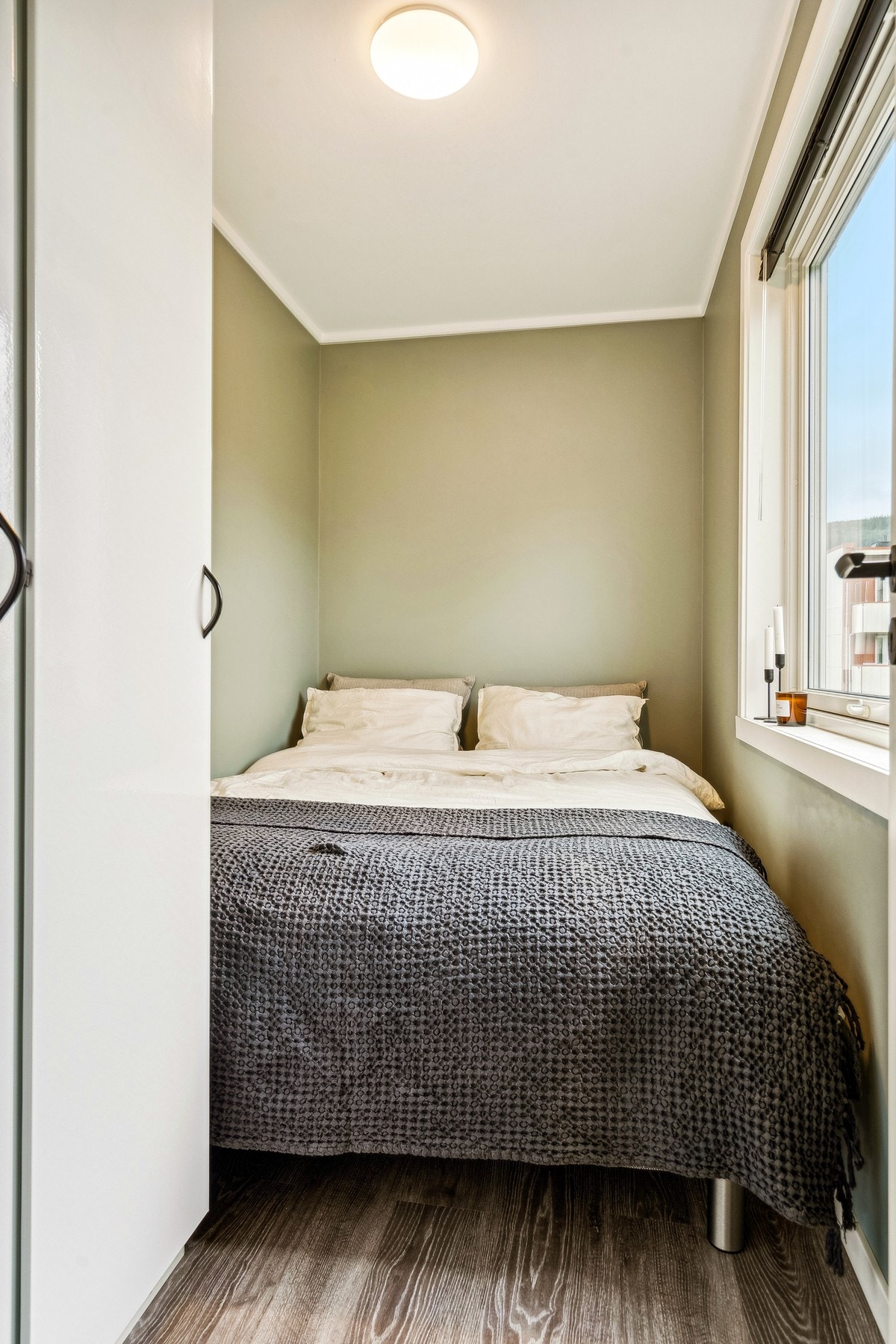 Sovealkove med fine overflater. Galleribilde