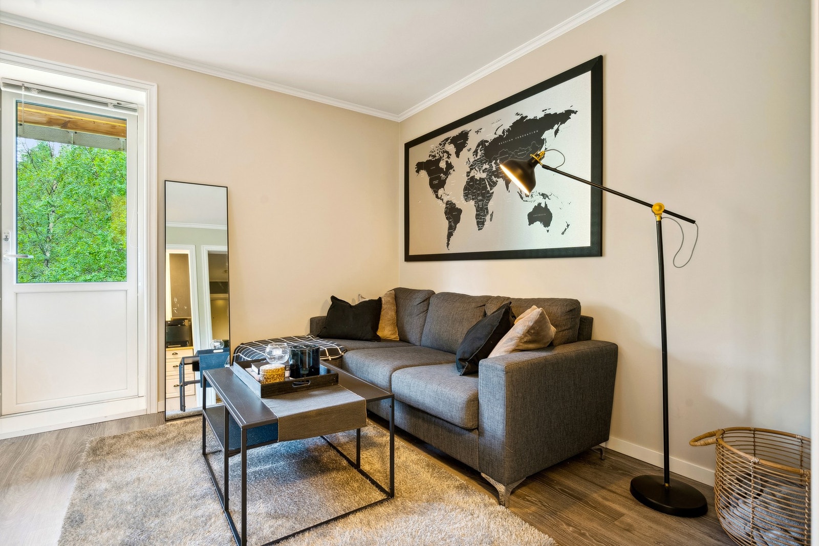 Innvendig er det gulv av laminat. Veggene har malte plater, tak er malt betong. Galleribilde