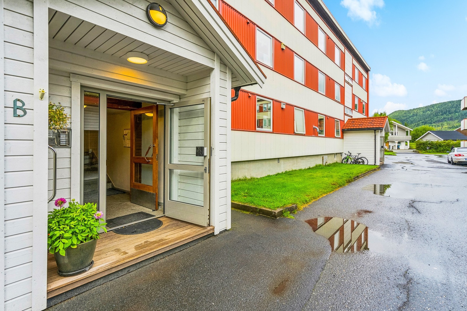 Leiligheten ligger ca. 2 km sør for Mosjøen sentrum, og ca. 700 meter unna butikk og skole. Galleribilde