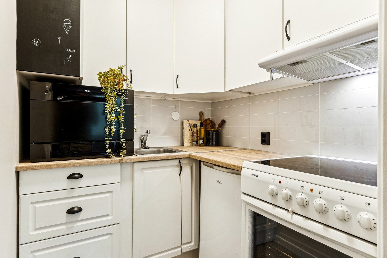 Kjøkkenet har innredning med glatte fronter. Benkeplaten er av laminat. Galleribilde