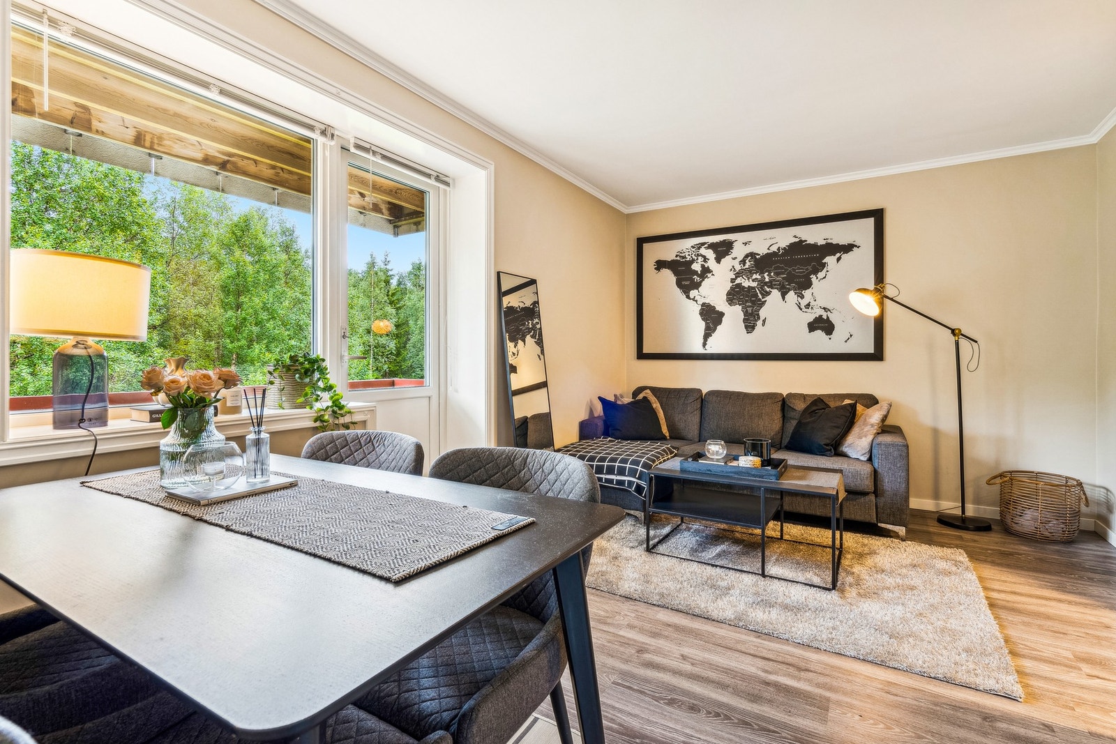 Åpen løsning med plass for både spise- og sittegruppe. Galleribilde