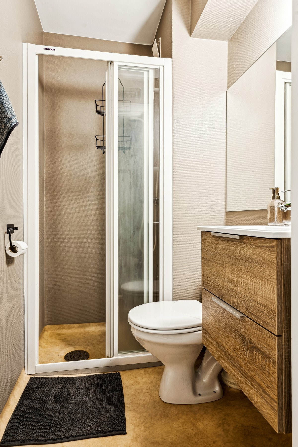 Badet har vinylbelegg på gulv, og panelovn som varmekilde. Galleribilde