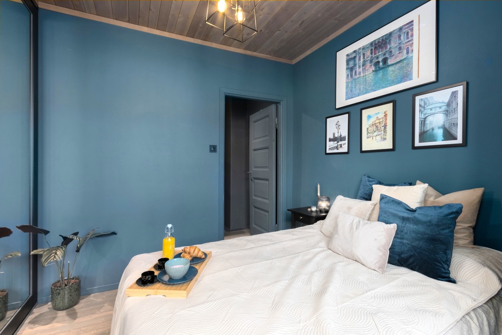 Soverommet har plass til dobbeltseng. Rommet har lekre farger og et lunt tregulv. Galleribilde