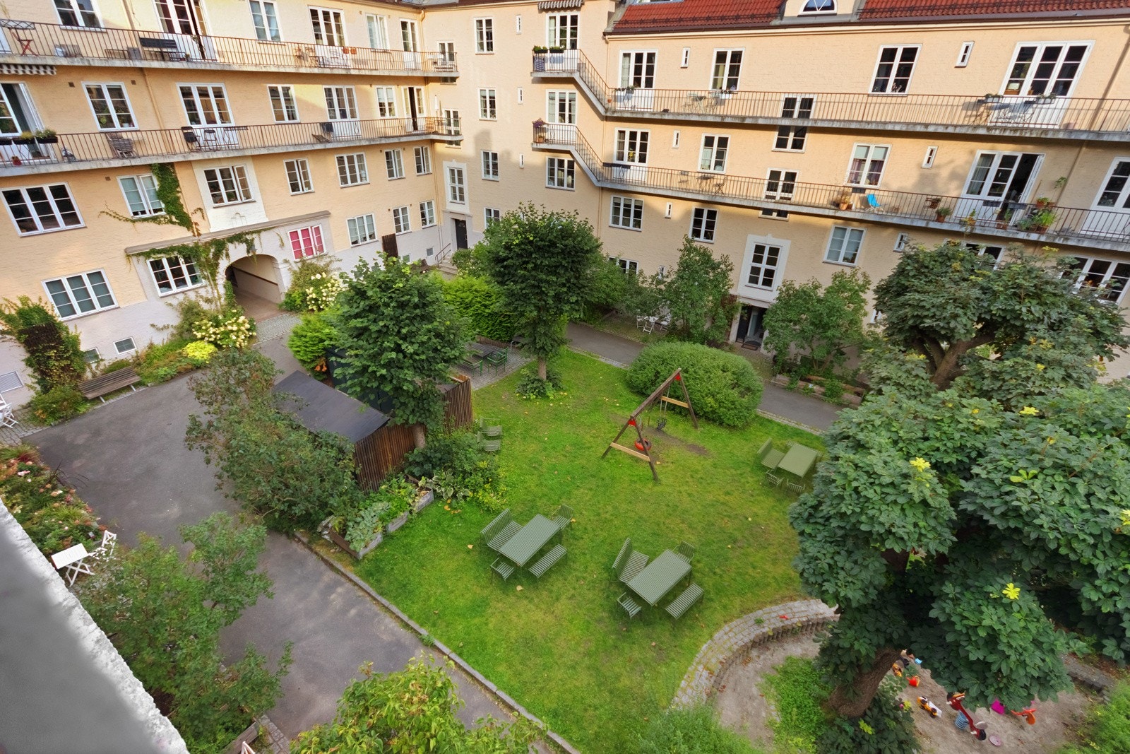 Oversiktsbilde over borettslagets flotte gårdsrom. Galleribilde