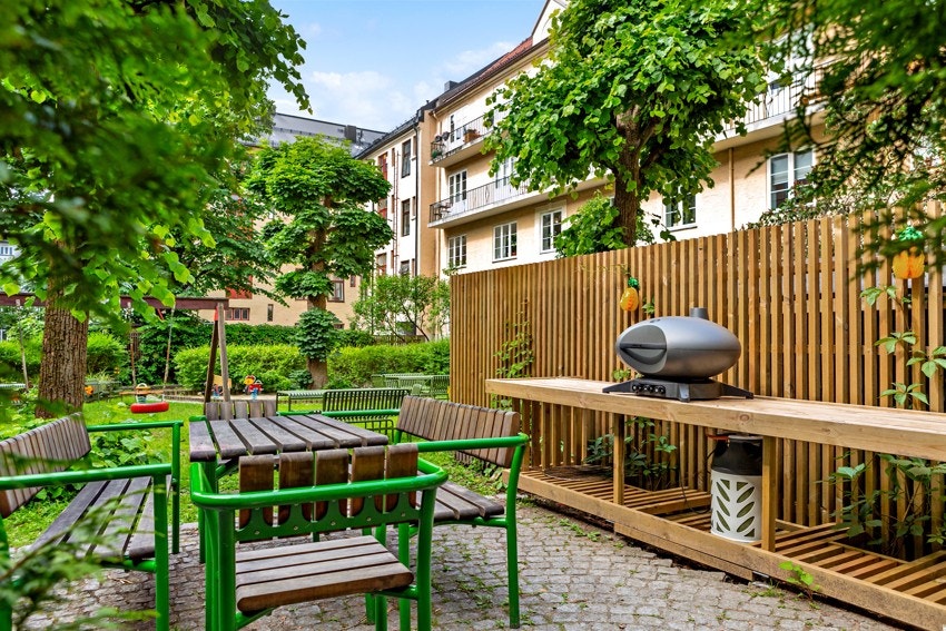 Gårdsrommet er pent opparbeidet med sittegrupper og grill. Galleribilde