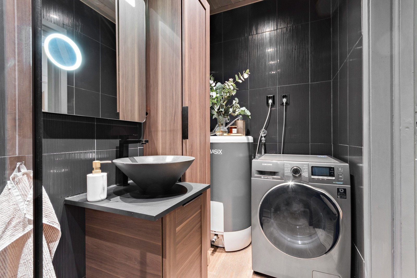 Leiligheten har baderom og separat toalettrom. Galleribilde