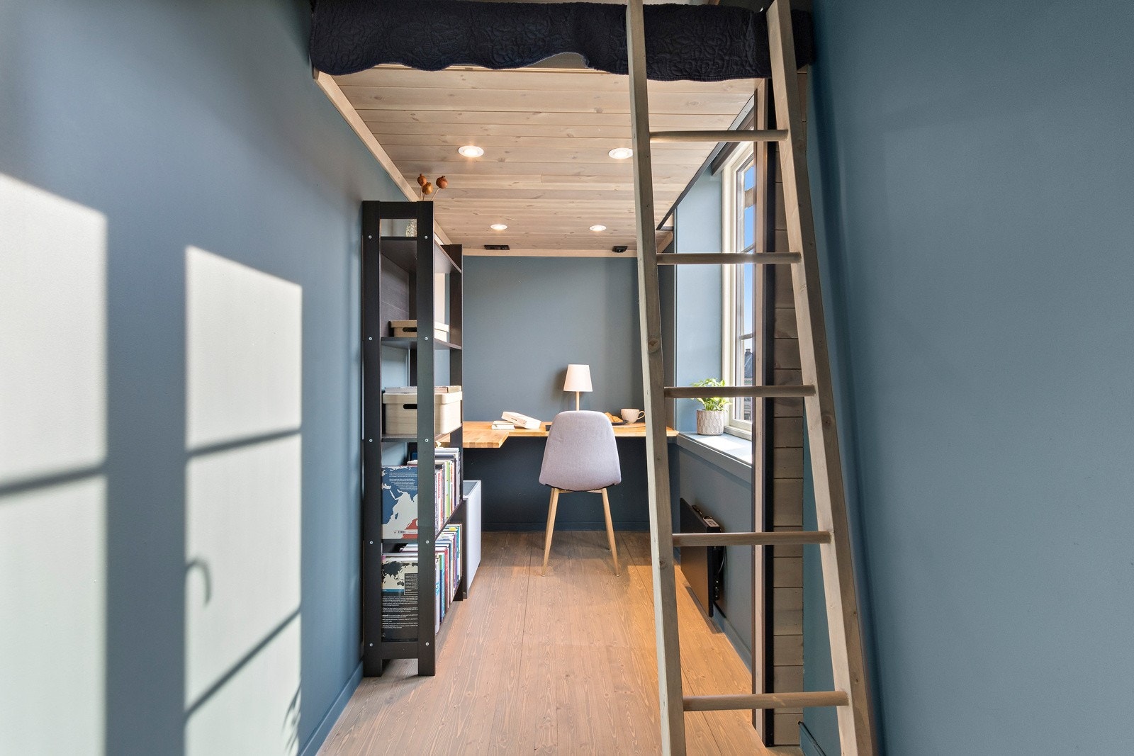 Det er etablert en alkove med vindu, kontorplass og hems. Alkoven er formelt ikke godkjent for varig opphold. Galleribilde