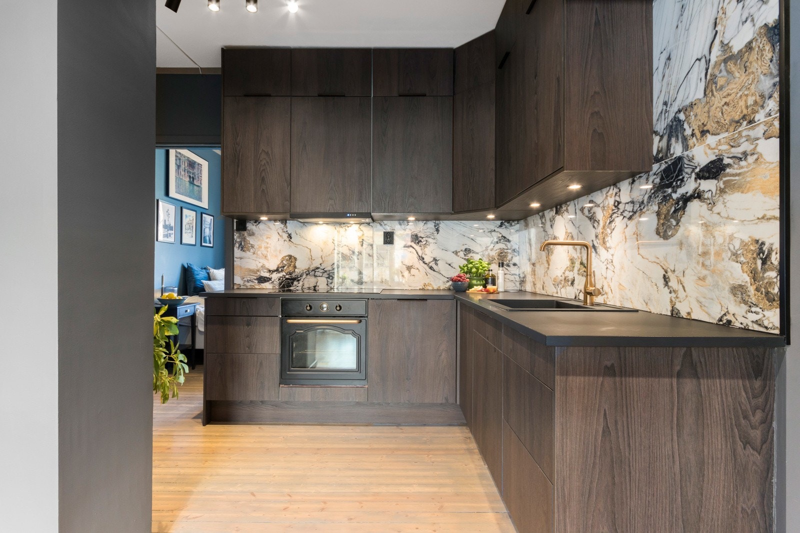 Kjøkkenet har godt med plass for oppbevaring. Galleribilde