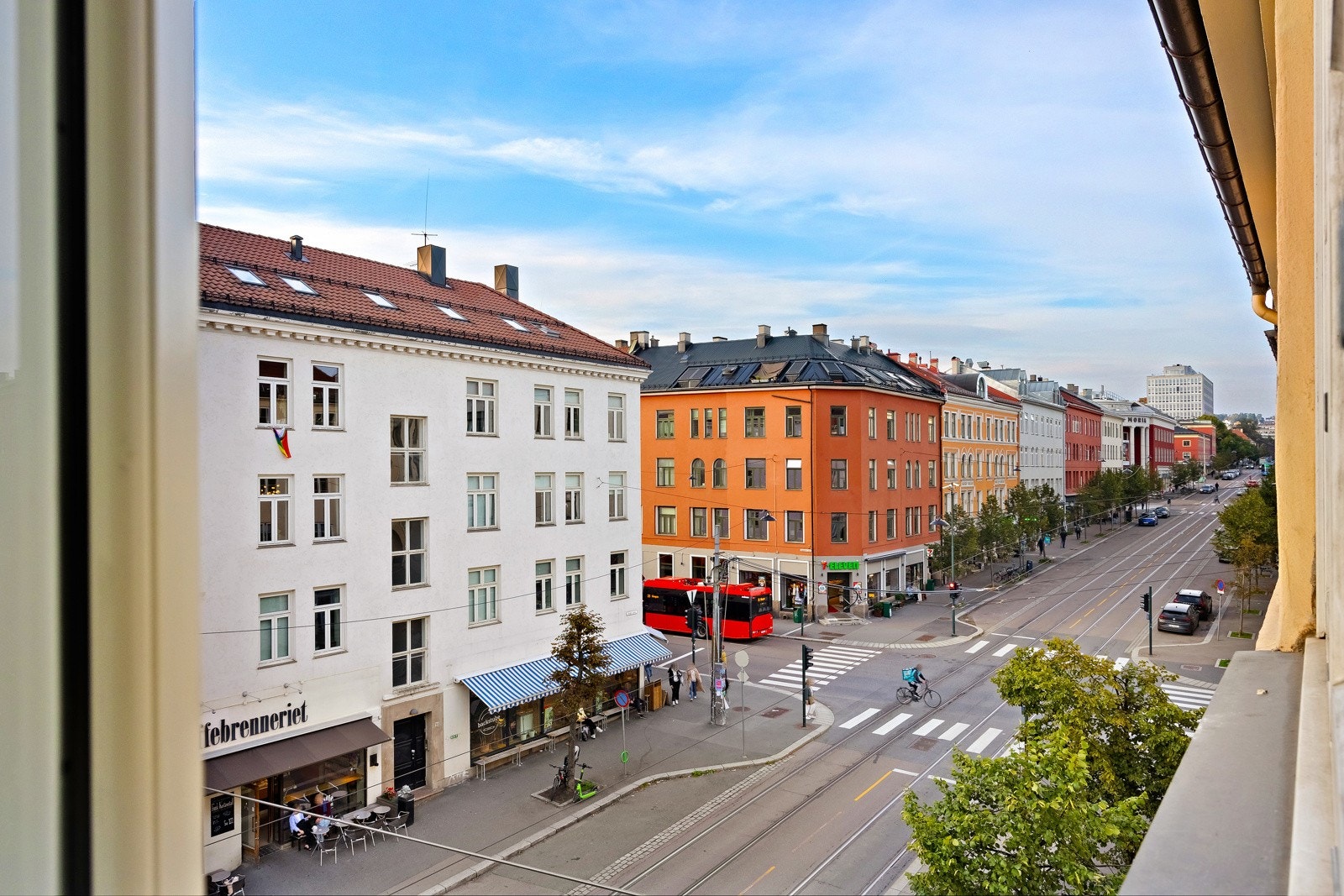 Fra boligen er det umiddelbar nærhet til et yrende byliv og flotte turområder. Galleribilde