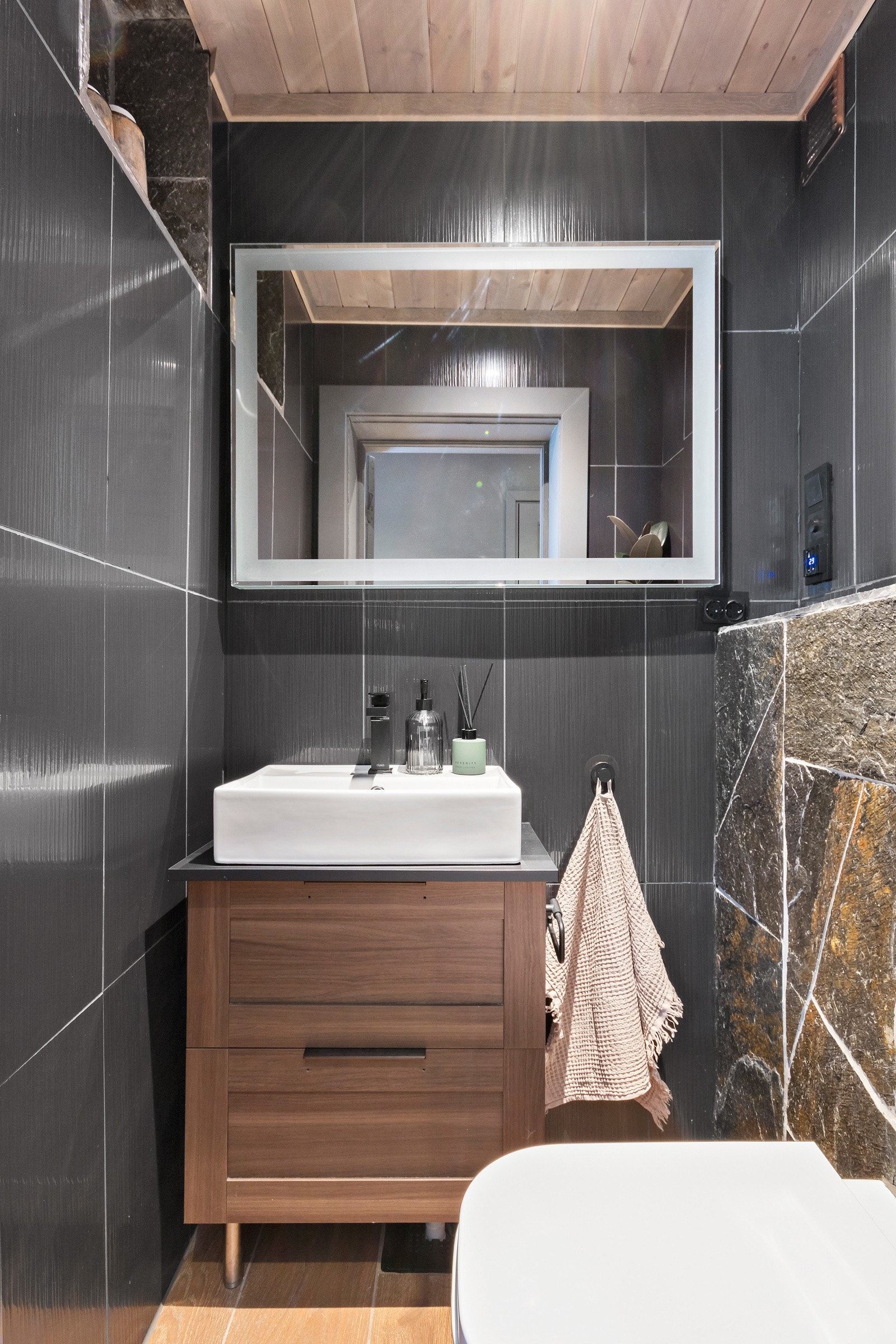 Toalettrommet er utstyrt med vegghengt toalett, servant og gulvvarme. Galleribilde