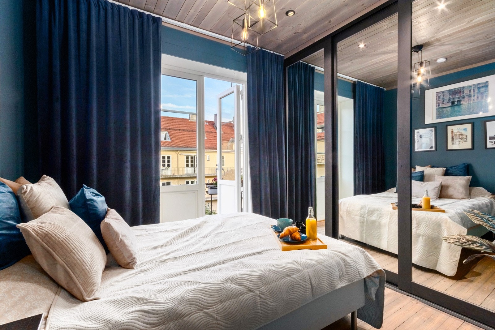 Soverommet er utstyrt med et romslig, plassbygget garderobeskap. Galleribilde