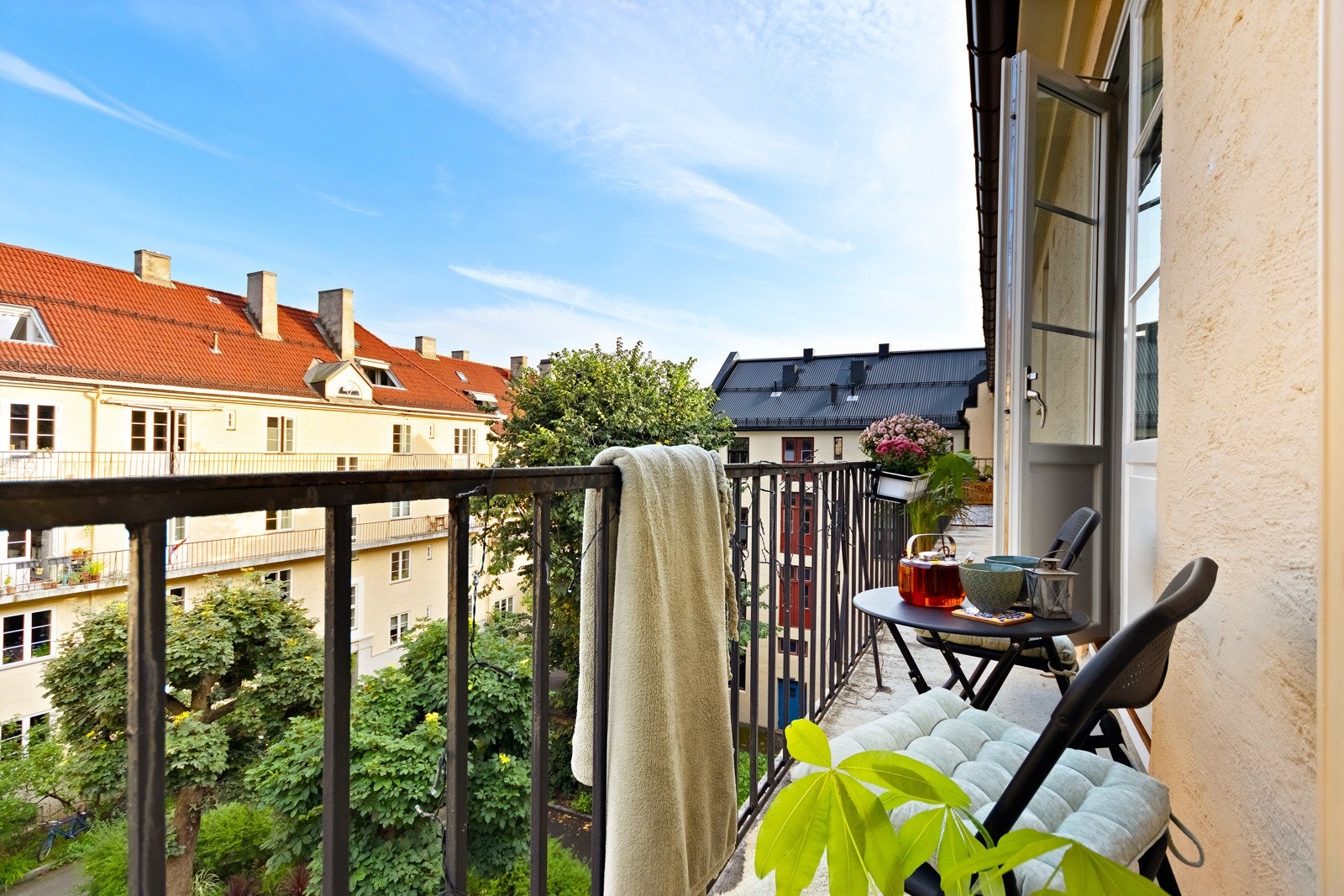 Balkongen har adkomst via tofløyet dør på soverommet. Galleribilde