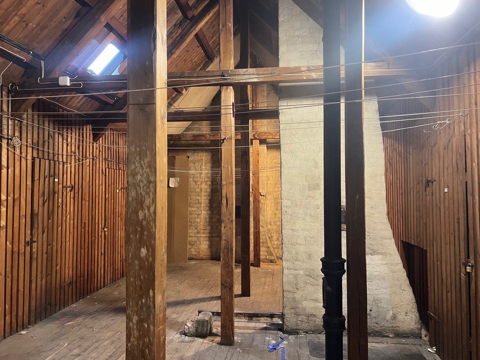 Råloft over leiligheten. Galleribilde