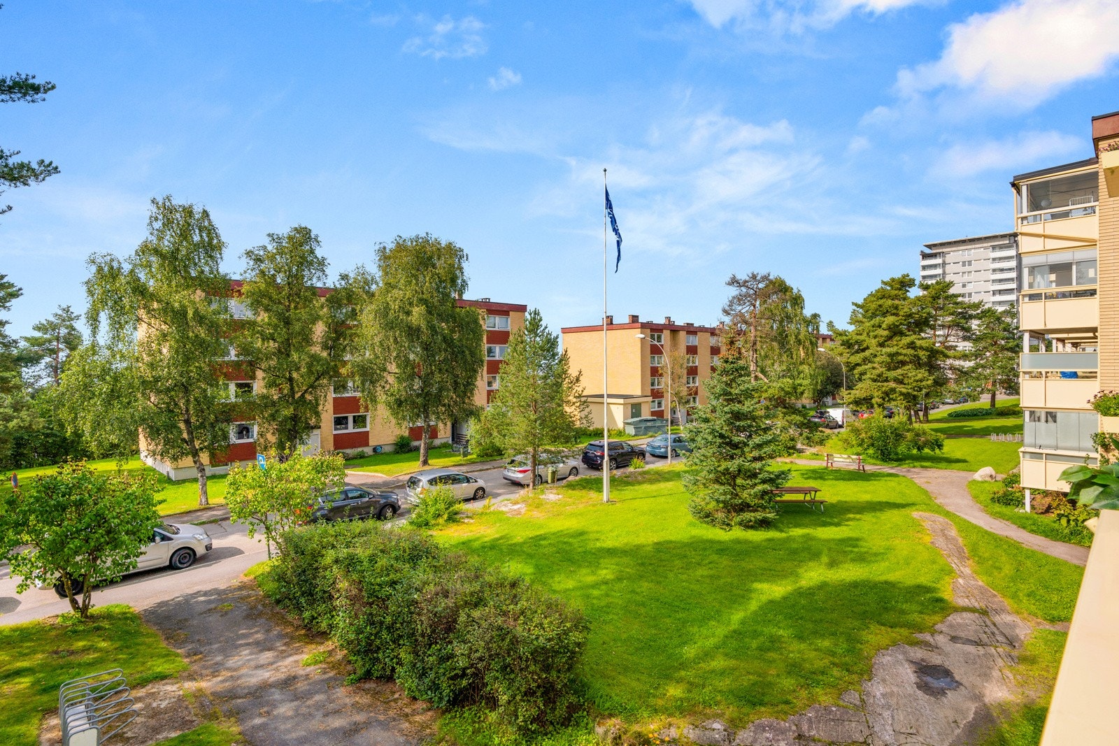 Fra balkongen er det hyggelig utsyn mot borettslagets fellesareal Galleribilde