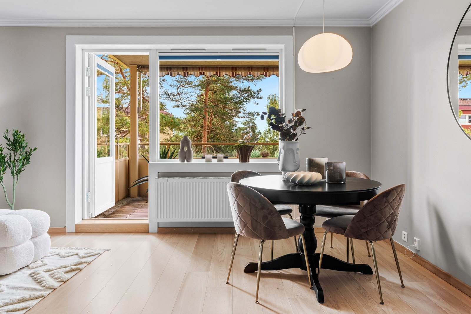 Det er stort vindu i front som gir fint naturlig lys, og bidrar til ekstra romfølelse Galleribilde