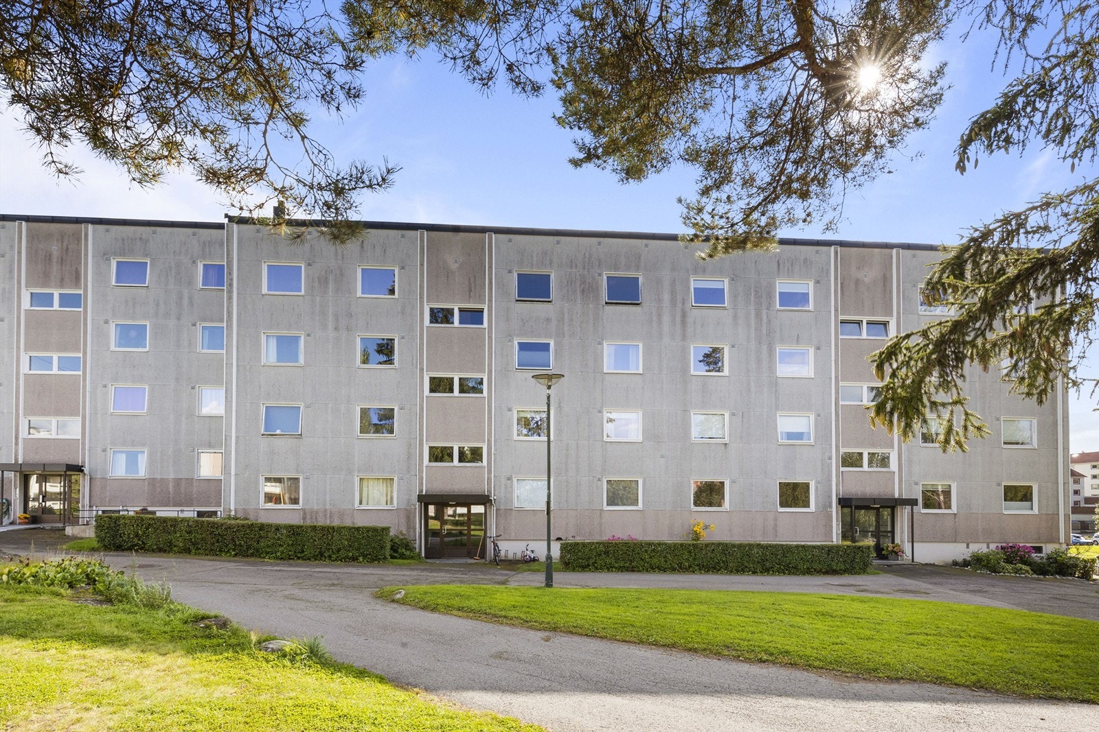 Fasaden og inngangspartiet fra "hestesko 1"/fellesarealene. Galleribilde