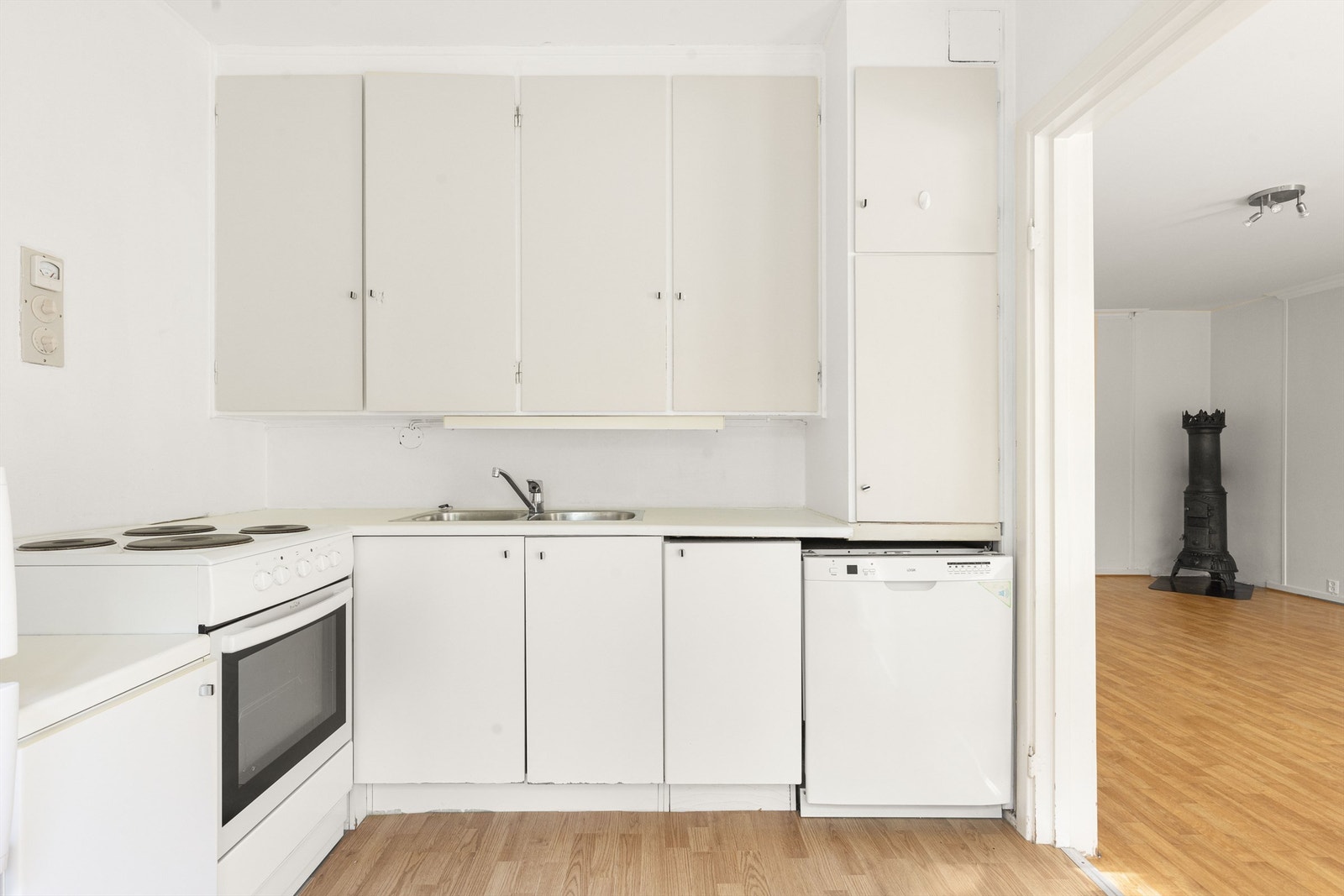 Eldre kjøkken.
Det er ingen ventilator på kjøkkenet.
Det er etablert komfyrvakt over platetopp og Waterguard under vask. Galleribilde